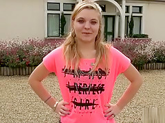 Nana de 20 ans fait sa première double dehors en plein jour