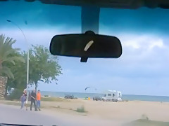 Une équipe de tournage invite une blonde a se faire troncher