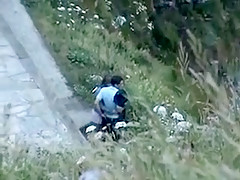 Une nana timide baise finalement sur un rocher de plage