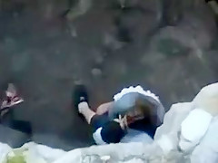Une nana timide baise finalement sur un rocher de plage