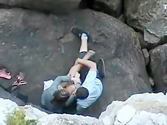 Une nana timide baise finalement sur un rocher de plage