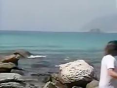 Mec barbu baise une thailandaise au bord de la mer
