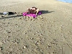 C'est carrément sa première sodomie sur la plage