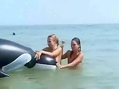 Trois filles exhibent leur cul nu sur une plage