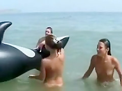 Trois filles exhibent leur cul nu sur une plage