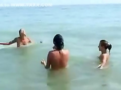 Trois filles exhibent leur cul nu sur une plage