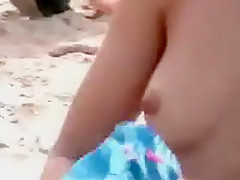 Une suédoise sexy bronze nue sur la plage