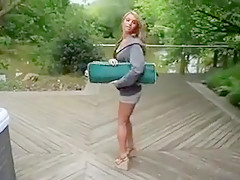 Dionne Daniels se fout à poil dans le jacuzzi