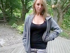 Dionne Daniels se fout à poil dans le jacuzzi
