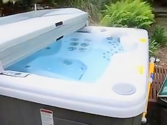 Dionne Daniels se fout à poil dans le jacuzzi