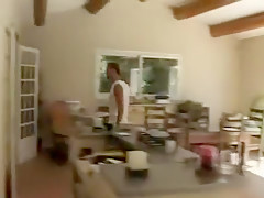 Une garce baise au bord de la piscine