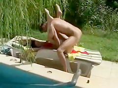Une garce baise au bord de la piscine