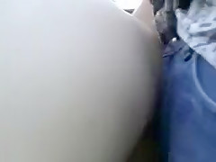 Une rousse aux gros seins en levrette dans un parc