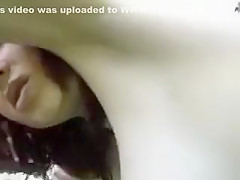Une rousse aux gros seins en levrette dans un parc