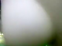 Une rousse aux gros seins en levrette dans un parc