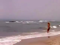 Un couple baise sur une plage par une journée ventée