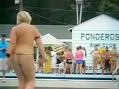 Concours de jolies filles nues à la plage