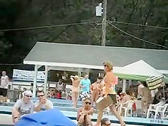 Concours de jolies filles nues à la plage