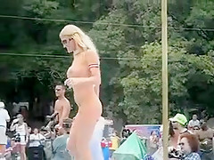 Concours de jolies filles nues à la plage