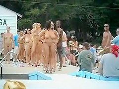 Concours de jolies filles nues à la plage