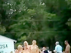 Concours de jolies filles nues à la plage