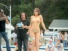 Concours de jolies filles nues à la plage