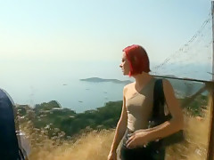 Bon plan baise avec une rousse face à la mer