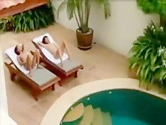 Partouze de deux thailandaises qui bronzent au bord de la piscine