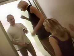 Lesbienne dans une caisse en ville