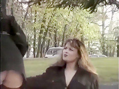 Cette beurette donne un cours d'exhibition à sa copine et se lâche dans un parc