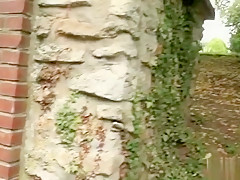 Charlotte se fait un plan exhibitionniste avec deux mecs