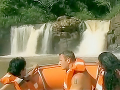 Pascal se tape deux beautés au cul ferme près des chutes
