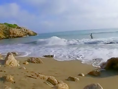 Une française enculée par un nageur échoué sur une plage