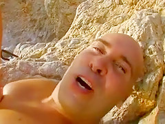 Une française enculée par un nageur échoué sur une plage