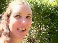 Trentenaire en double avec des inconnus près de la route