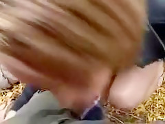 Elle exhibe son beau cul à la ferme et suce