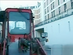 Un mec se fait sucer par une inconnue sur un chantier
