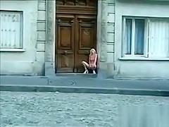 Un mec se fait sucer par une inconnue sur un chantier