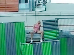 Un mec se fait sucer par une inconnue sur un chantier