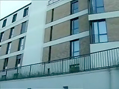 Un mec se fait sucer par une inconnue sur un chantier