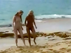 Trois jeunes lesbiennes se touchent sur la plage