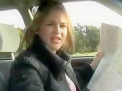 Branlette dans la voiture et éjaculation dans la main