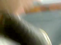 Branlette dans la voiture et éjaculation dans la main