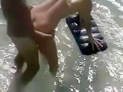 Une blonde baise dans l'eau puis branle avec ses pieds