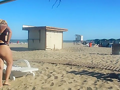 Patricia talking with people on the beach in Gesell