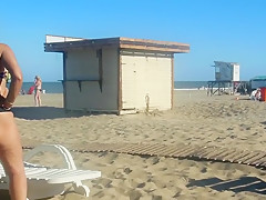 Patricia talking with people on the beach in Gesell