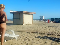 Patricia talking with people on the beach in Gesell