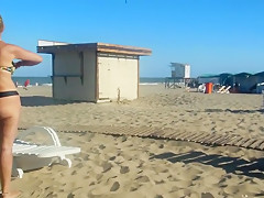 Patricia talking with people on the beach in Gesell