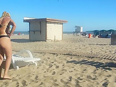 Patricia talking with people on the beach in Gesell