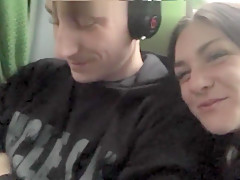 Ce jeune couple se livre à un jeu de touche pipi dans le car